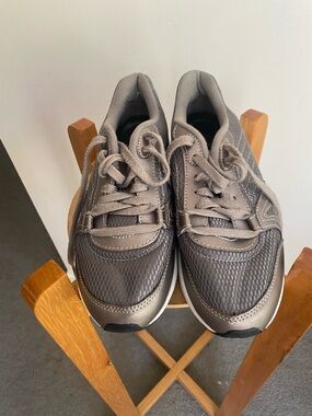 Easy spirit women sneakers